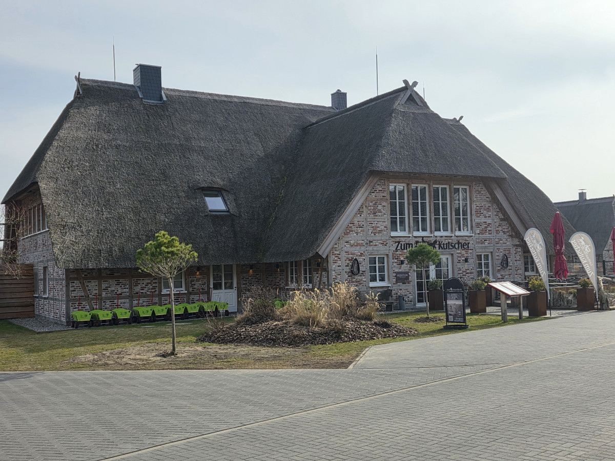 Realizacja restauracji z dachem trzcinowym